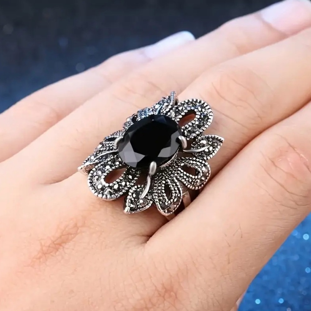 Elegant Black and Silver Tone Statement Ring Size 8 - Picture 4 of 5